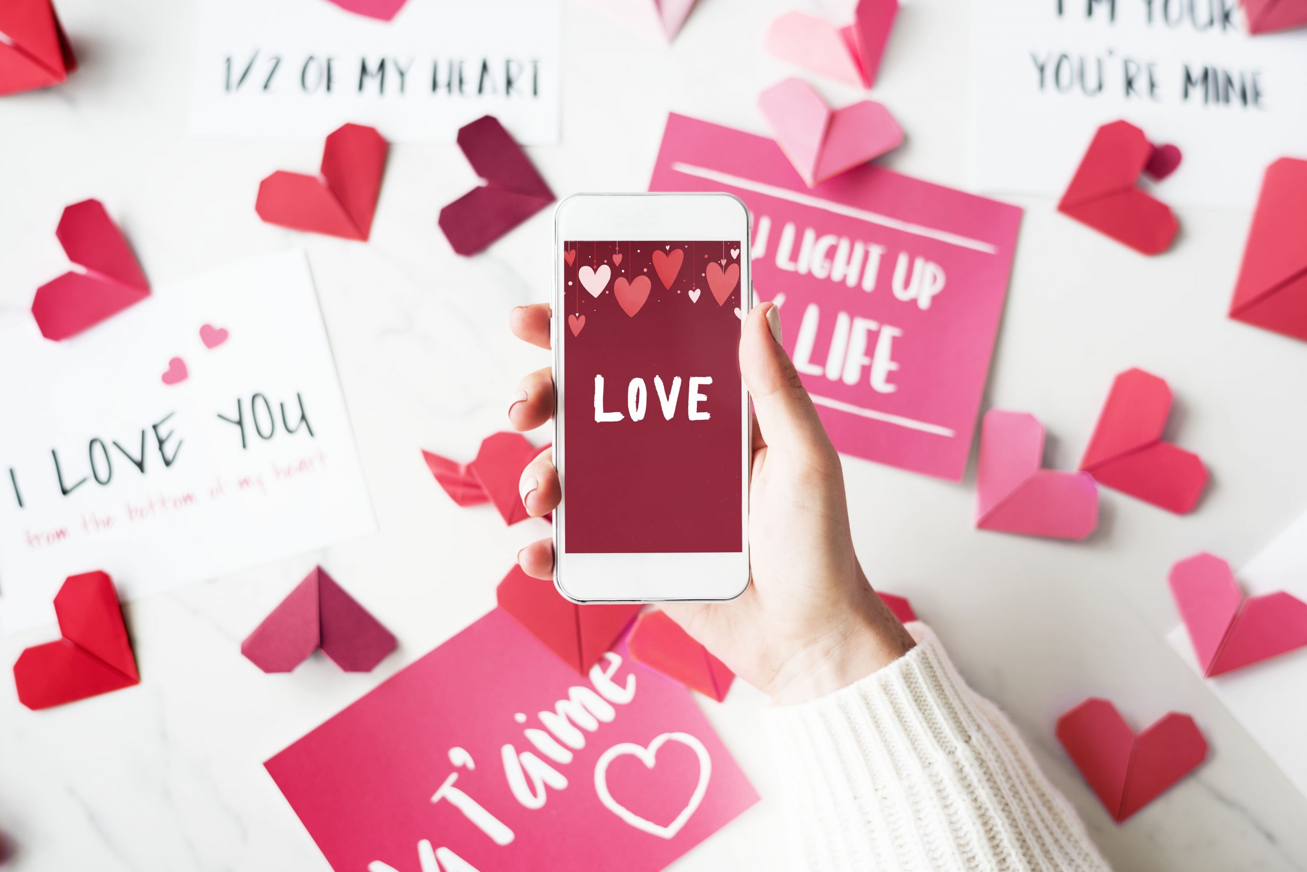 Love in the Digital World: 5 Advantages and 5 Potential Risks - MethodiaWeb